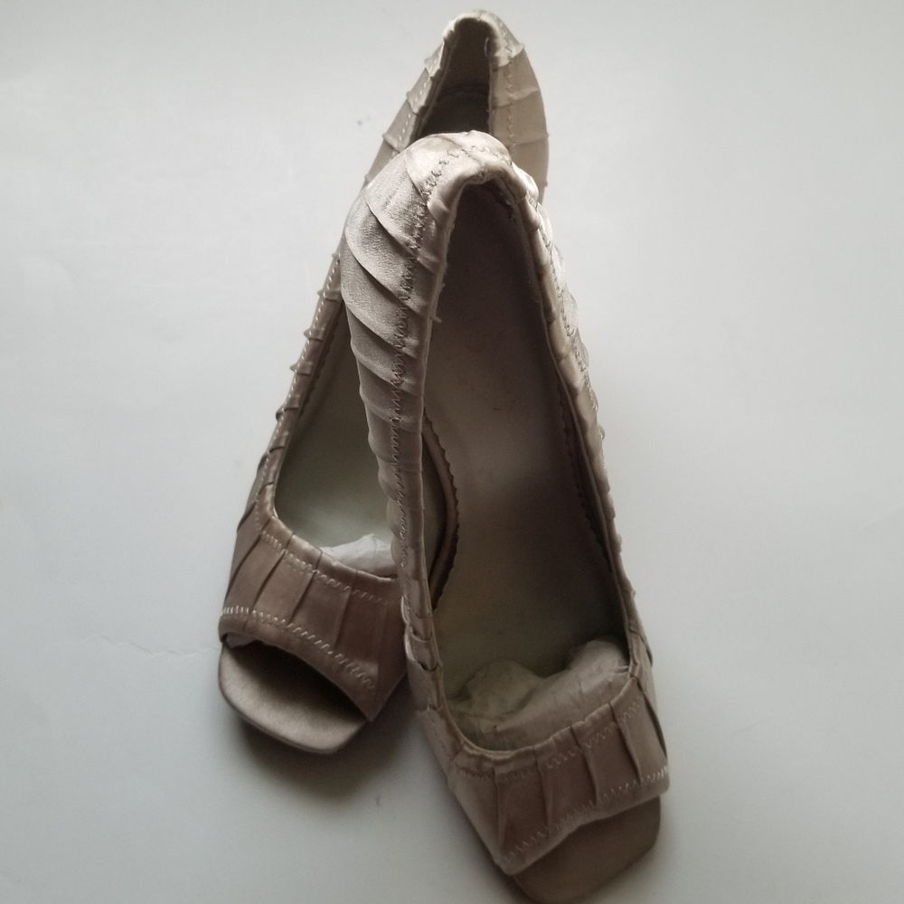 CB Collection woman shoes Sz 91/2 color  Beige